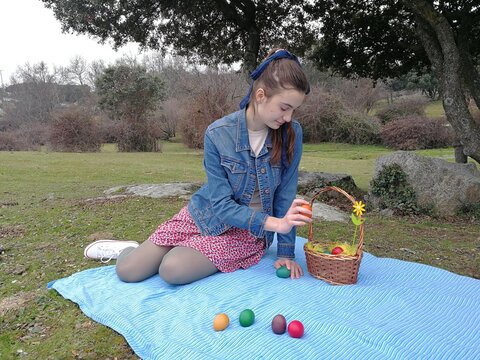chica,jugando con huevos de pascua en el parque