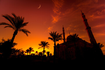 Obraz premium Beautiful large Islamic mosque at the sunset sky background