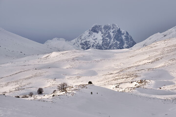 Il Corno Grande emerge tra le nevi di Campo Imperatore - Gran Sasso - Abruzzo