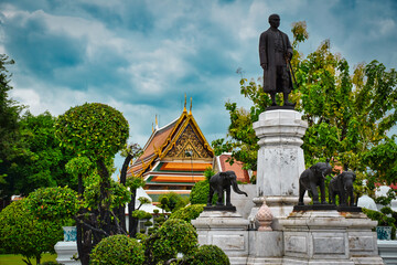 Obraz premium Beautiful, manicured park at the Temple of Dawn, Wat Arun buddhist temple, derives its name from the Hindu god Aruna often personified as the radiations of the rising sun