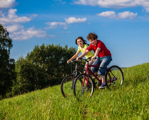 Obraz premium Healthy lifestyle - teenage girl and boy riding bicycles 