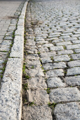 Zbliżenie na starą drogę z kostki brukowej. © Andrzej Michaluk
