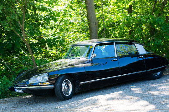 HEILIGENHAUS, NRW, GERMANY - MAY 06, 2018: 
Citroën DS 21 classic French luxury convertible. Photographed during a walk.