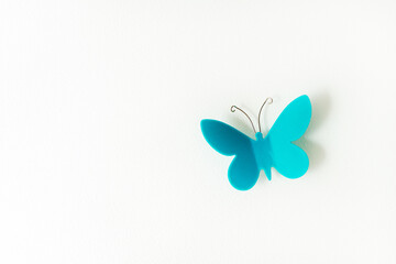 Fondo blanco con una mariposa azul y espaciopara texto o publicidad