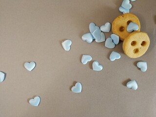 galletas con mermelada y corazones azules