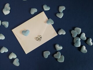 carta de felicitacion/amor y corazones azules a fondo azul