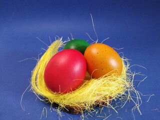 huevos de colores de pascua en un nido