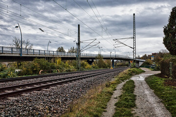 Fototapeta na wymiar Strom Leitung, Oberleitung mit Wolken Himmel an der Bahnstrecke Jena Saalfeld, Thüringen, Deutschland 