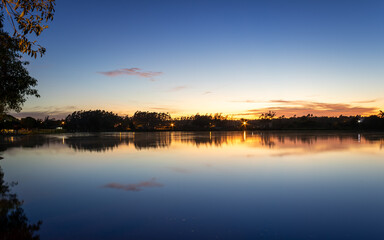 Obraz premium Nascer do sol na lagoa de fora na cidade de Balneário Gaivota em Santa Catarina, Brasil.