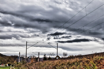 Strom Leitung, Oberleitung mit Wolken Himmel an der Bahnstrecke Jena Saalfeld, Thüringen,...