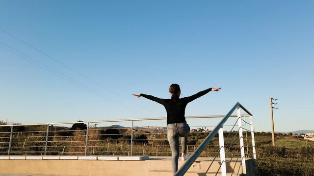 Danza sugli spalti di un teatro all'aperto