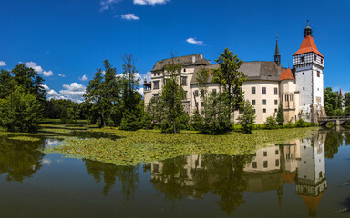 Fototapeta na wymiar water castle in the middle of europe in bohemia
