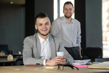Obraz premium Two men talking about business in the office