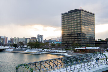 Fototapeta premium 雪の鴎外橋と北九州市庁舎