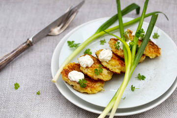 panquecas de batata com chucrute e cebola, regados com creme azedo. 