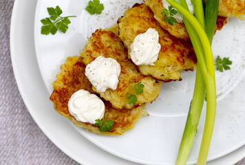 panquecas de batata com chucrute e cebola, regados com creme azedo. 
