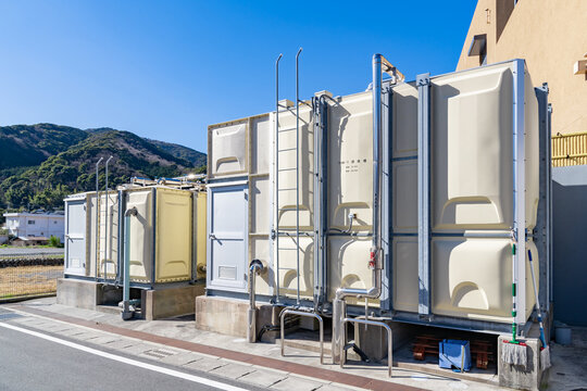 温泉街の温泉源泉タンク