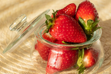 Fruta fresas en bol  de mermelada