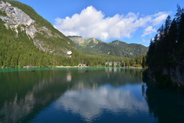 Fototapeta na wymiar lago di braies dolomiti