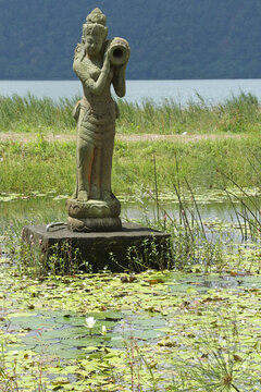 lake side statue in Bali