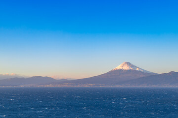 静岡県沼津市戸田　出逢い岬から見た富士山の夕景　暴風による荒波