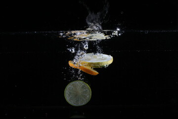 fruchtiges obst das ins wasser fällt 