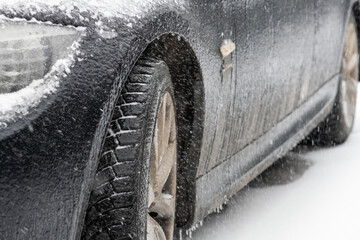 Vereiste Autoreifen und Reifenlauffläche. Nahaufnahme eines Reifenprofils und einer Felge.