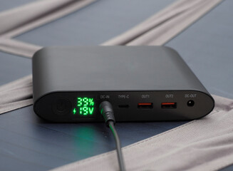 Unabhängig - faltbares Solarpanel lädt Powerbank im Freien auf
