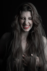 Fototapeta premium Modelo riendo mano en pecho