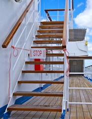 Leeres Bootsdeck von Kreuzfahrtschiff mit Unterseite Rettungsboote - Empty outddor teak deck...