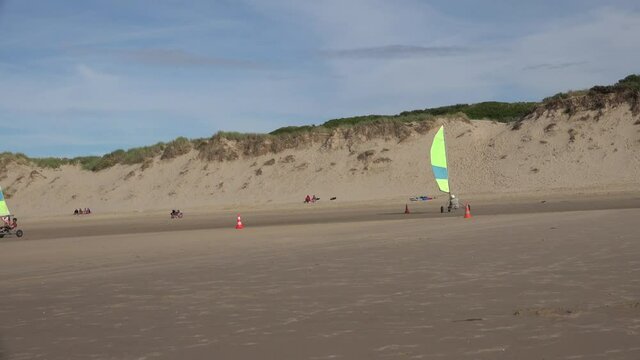 Char &agrave; voile sur la plage de Wissant dans le Pas de Calais en France