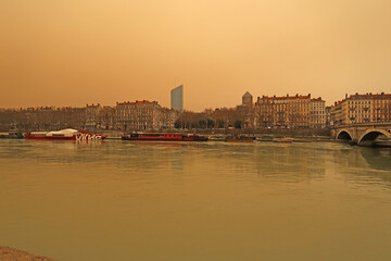 Obraz premium Balade lyonnaise sous un ciel Saharien