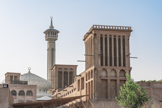 Blick auf die historische Altstadt, das sog. Old Quarter von Dubai mit einem der ber&uuml;hmten Windt&uuml;rme sowie ein Minarett