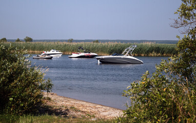 Obraz premium boats moored to the shore are moored