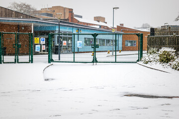Naklejka premium Primary school gates shut under winter snow during covid lockdown