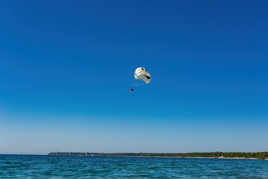 Parachute flights over the Sea coast of the Caucasus