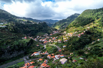 Fototapeta na wymiar Berge zwischen Machico und Santo António da Serra, Hafen, Madeira, Portugal,