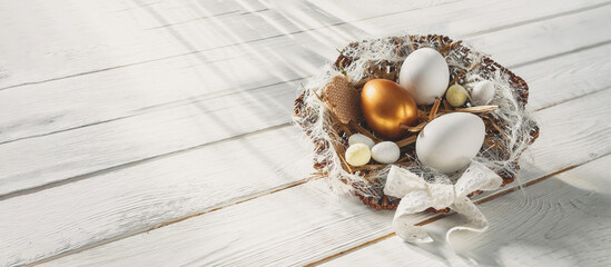 Naklejka premium Easter zero waste, environmentally friendly gift wrapping kraft paper, eggs in a basket, gift basket, cozy religious Easter holiday, eco concept eco friendly decor banner on gray background