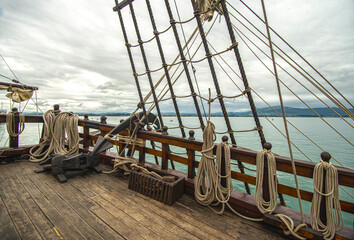 barco velero donde se ven los mástiles y las cuerdas y cabos de cubierta . O barco antiguo de...