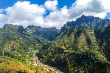 Naklejka premium Berge zwischen Machico und Santo António da Serra, Hafen, Madeira, Portugal,