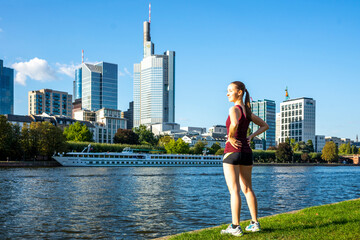Junge Frau joggt am Mainufer, Frankfurt am Main, Hessen, Deutschland 