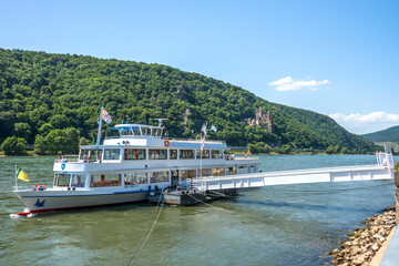 Schiff und Burg Rheinstein, Mittelrheintal, Deutschland 