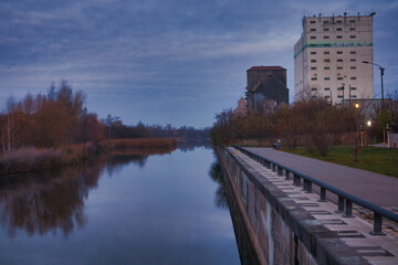 Karl Heine Kanal mit Kai und Wohnungen am Lindenauer Hafen in Leipzig, Sachsen, Deutschland