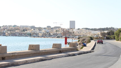 Voiture vintage sur la c&ocirc;te de Marsaxlokk, malte