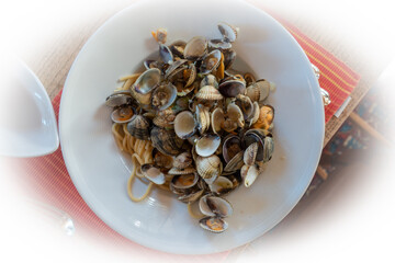 Spaghetti vongole . Cucina italiana