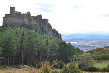 Obraz premium Paisaje con Castillo de Loarre en Huesca, Aragón en España