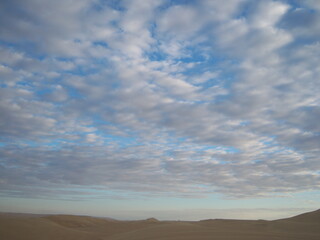 Fototapeta na wymiar Vue sur le désert avec ciel nuageux