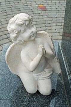 Statue marble grieving angel