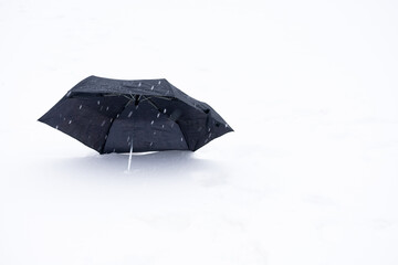 Naklejka premium umbrella on a white snow background
