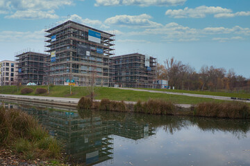 Obraz premium Moderner Wohnungsbau am Lindenauer Hafen mit Spiegelung im Karl-Heine-Kanal, Leipzig, Sachsen, Deutschland